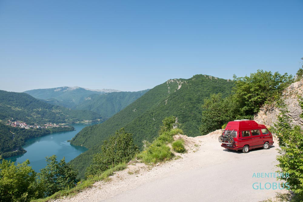 Aussichtpunkt mit Blick auf den See Piva und Pluzine im Naturpark Piva