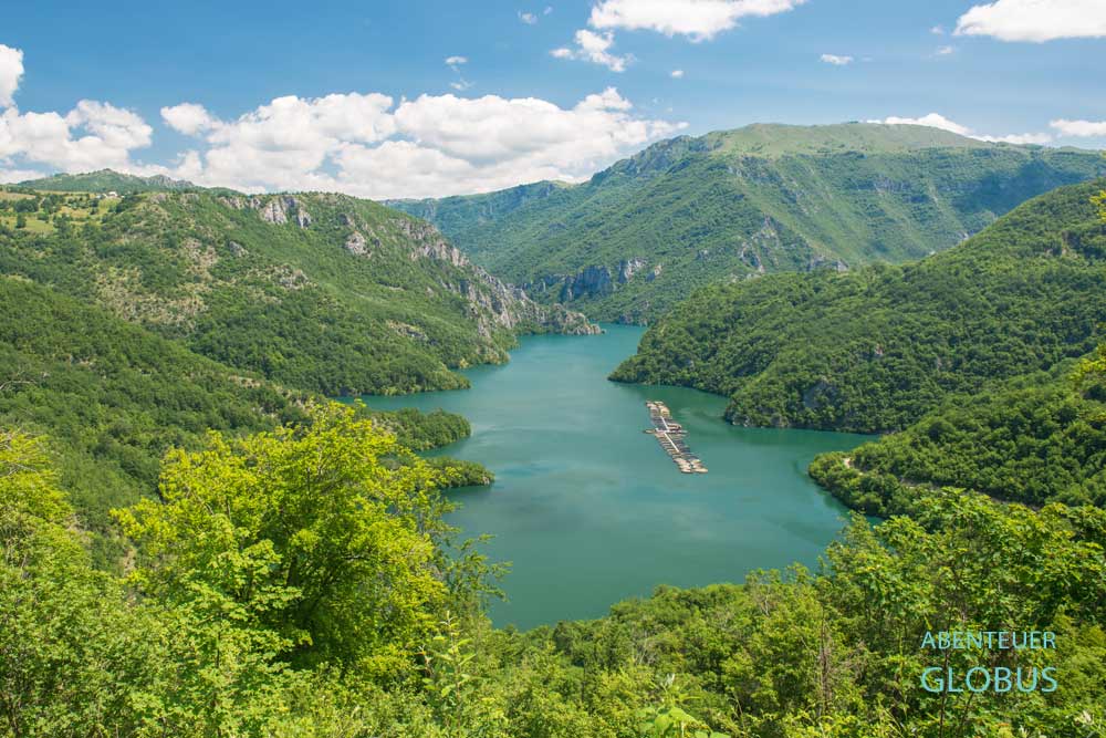 Am Pivsko Oko, Auge der Piva, ein Seitenarm des Piva-Sees mit Fischfarm im Naturpark Piva stand einst das Kloster Piva.