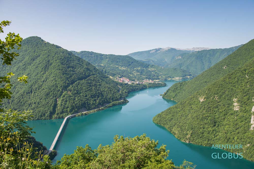 Stausee Piva mit Brücke und Pluzine im Naturpark Piva
