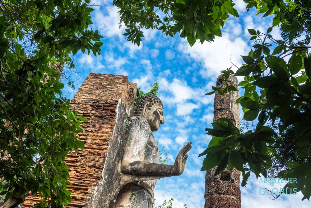 Tempel Wat Saphan Hin mit stehenden Buddha im historischen Park von Sukhothai