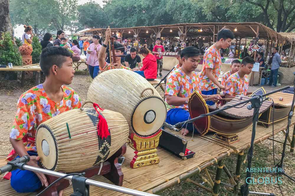 Feste im Sukhothai Historical Park: Food Market mit Musikprogramm