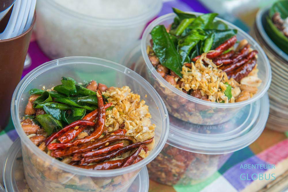 Thai-Spezialitäten auf dem Food Market Fest im historischen Park von Sukhothai