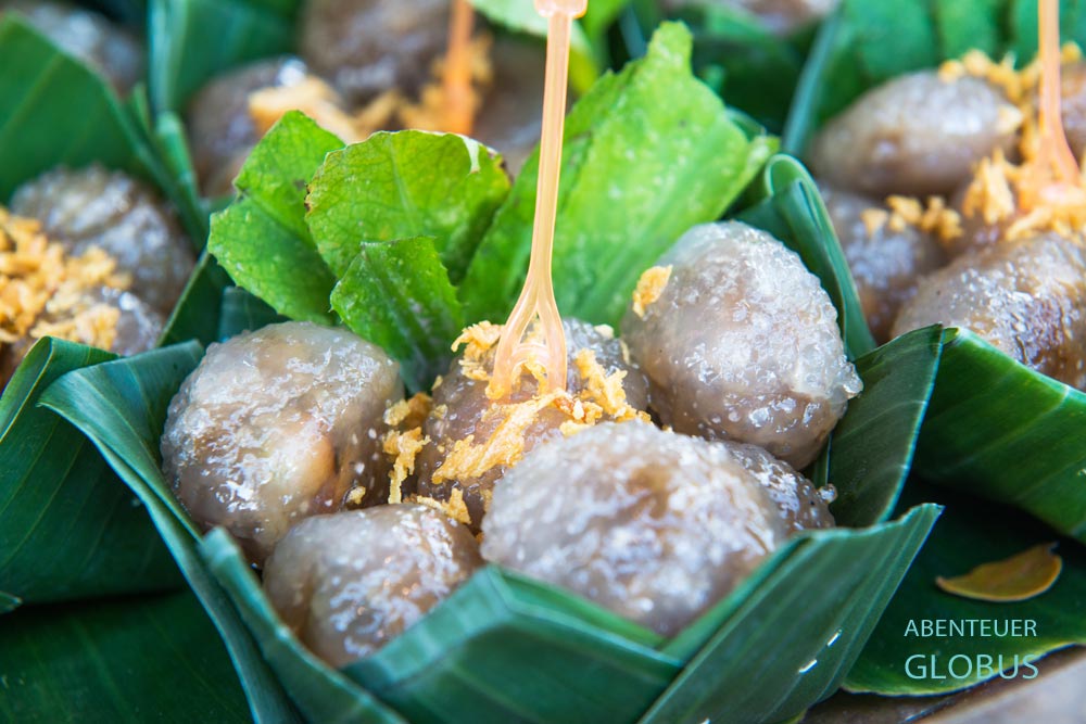 Festivals im Sukhothai Historical Park: Süssigkeiten auf dem Food Market