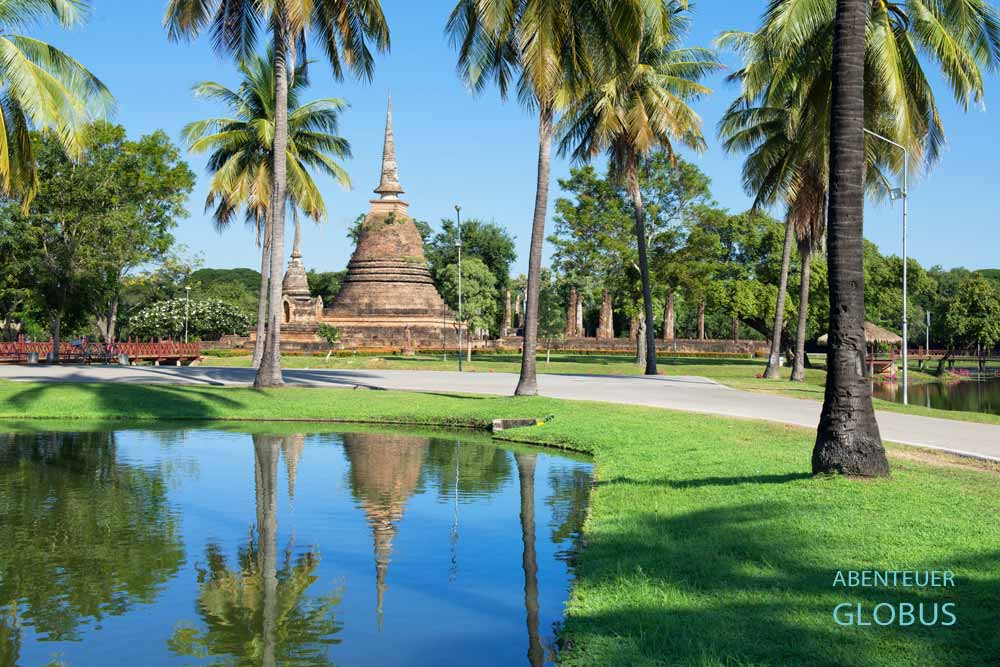 Parkanlage mit Tempel Wat Sa Si im Geschichtspark von Sukhothai