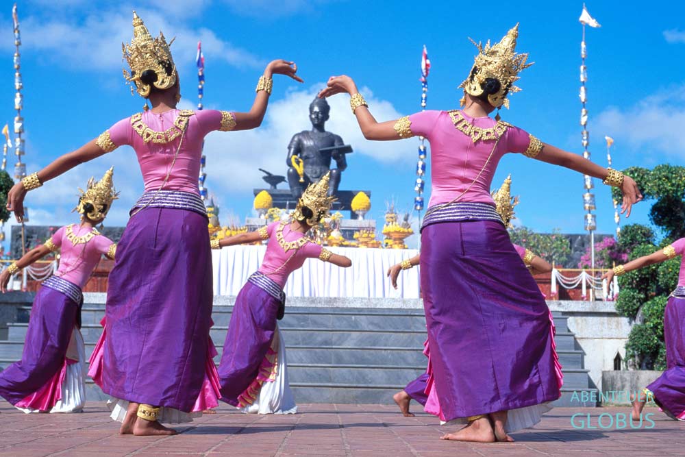 Tanzaufführung zum Lichterfest Loy Krathong vor dem König Ramkhamhaeng Denkmal im historischen Park von Sukhothai