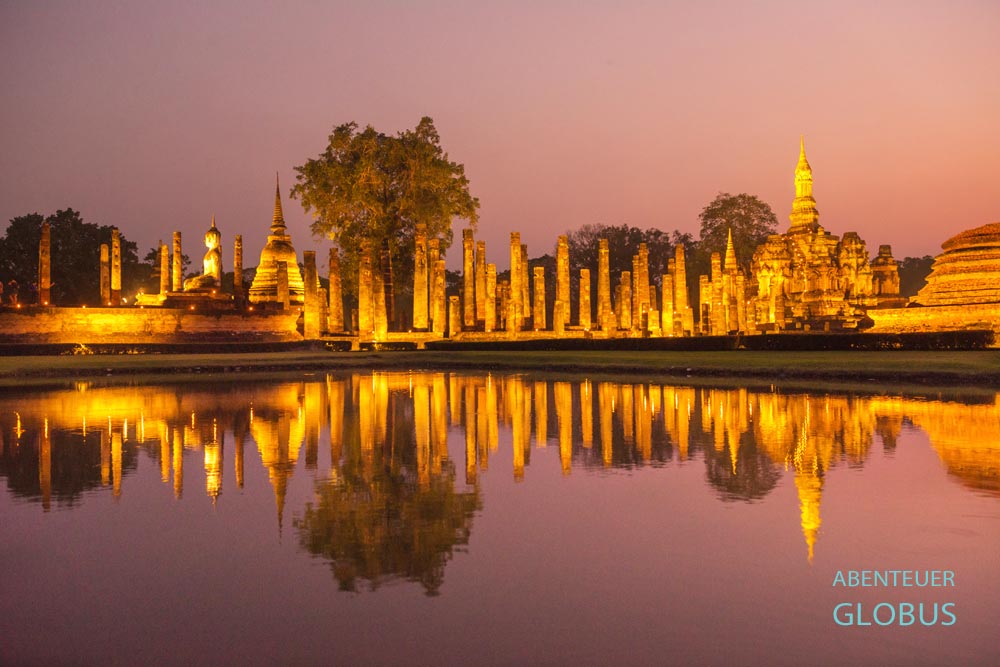 Haupttempel Wat Mahathat im Sukhothai Historical Park (UNESCO-Weltkulturerbe) am Abend