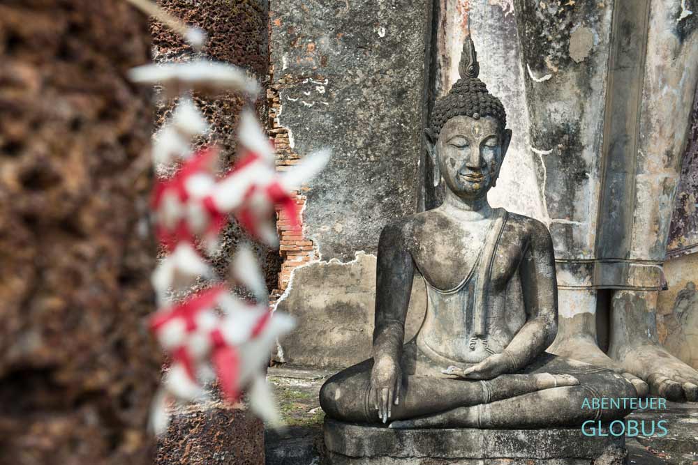 Buddha-Statue im Tempel Wat Saphan Hin im Sukhothai Historical Park
