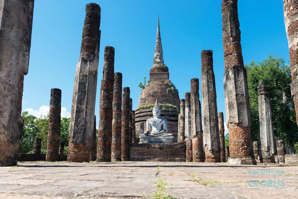 Buddha vor einem Chedi  im Tempel Wat Sa Si (Sra Si) im Sukhothai Historical Park