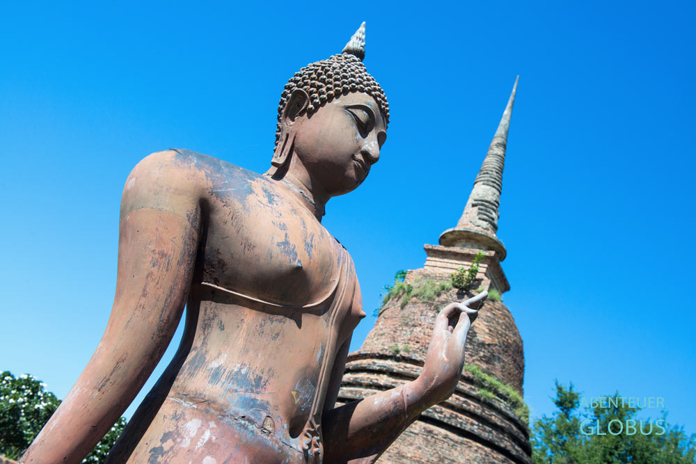 Schreitende Buddha-Figur im Tempel Wat Sa Si (Sra Si) im Geschichtspark von Sukhothai