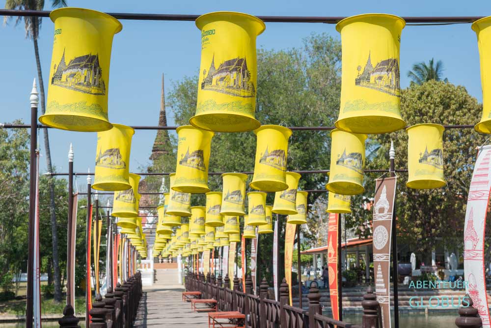 Holzsteg zum Tempel Wat Tra Phang Thong in Old Sukhothai