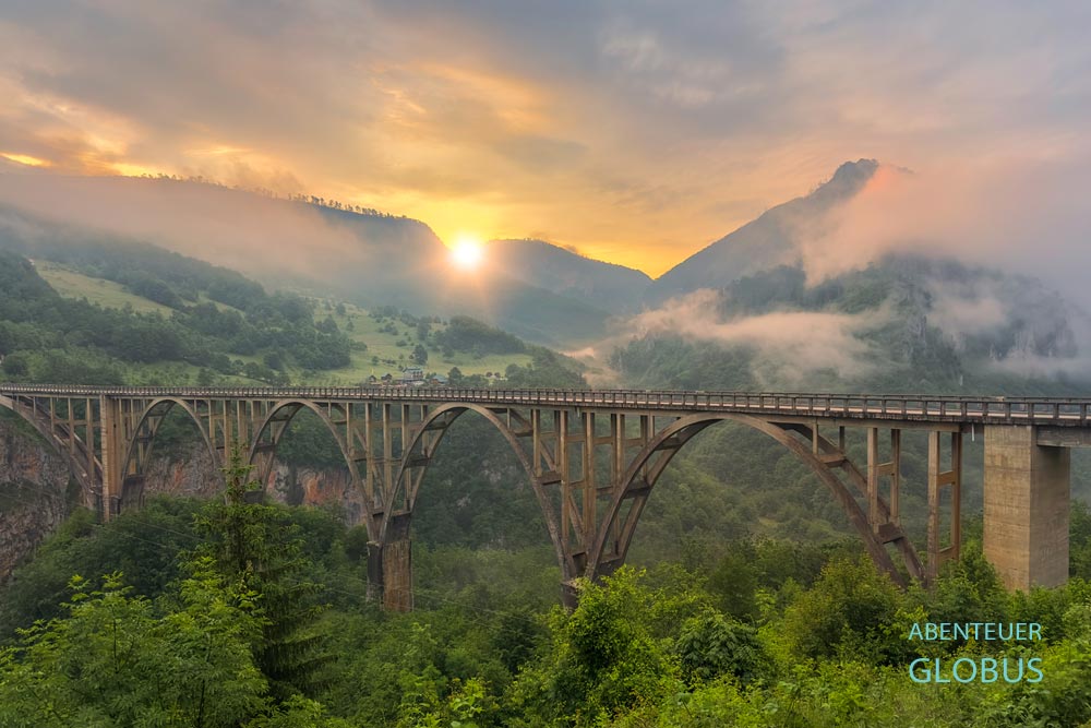 Sonnenaufgang an der Durdevica Tara Brücke in der Tara Schlucht
