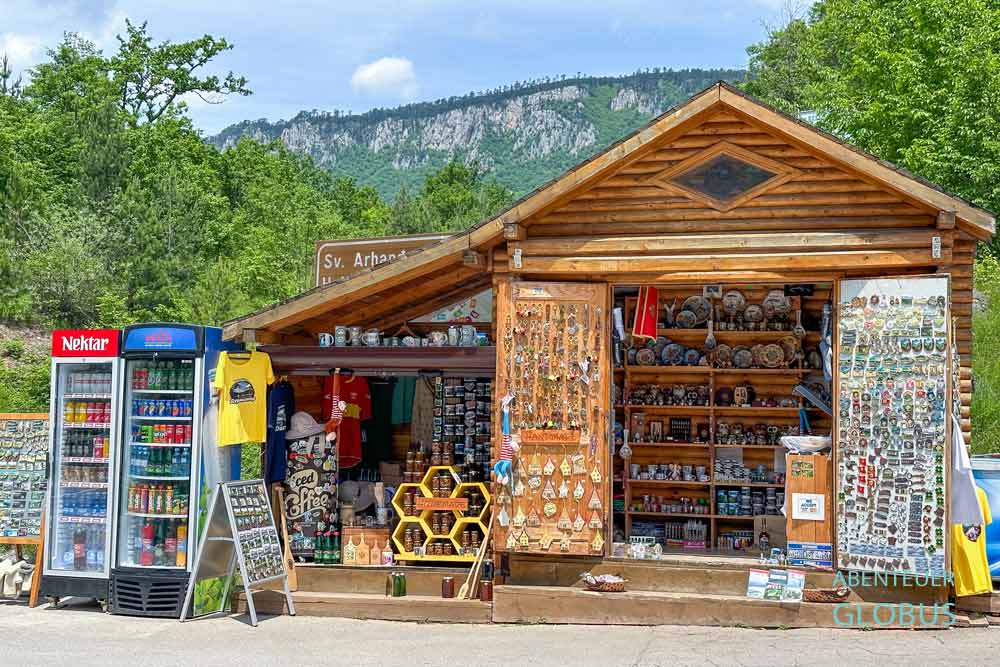 Verkauf von Souvenirs an der Tara Brücke