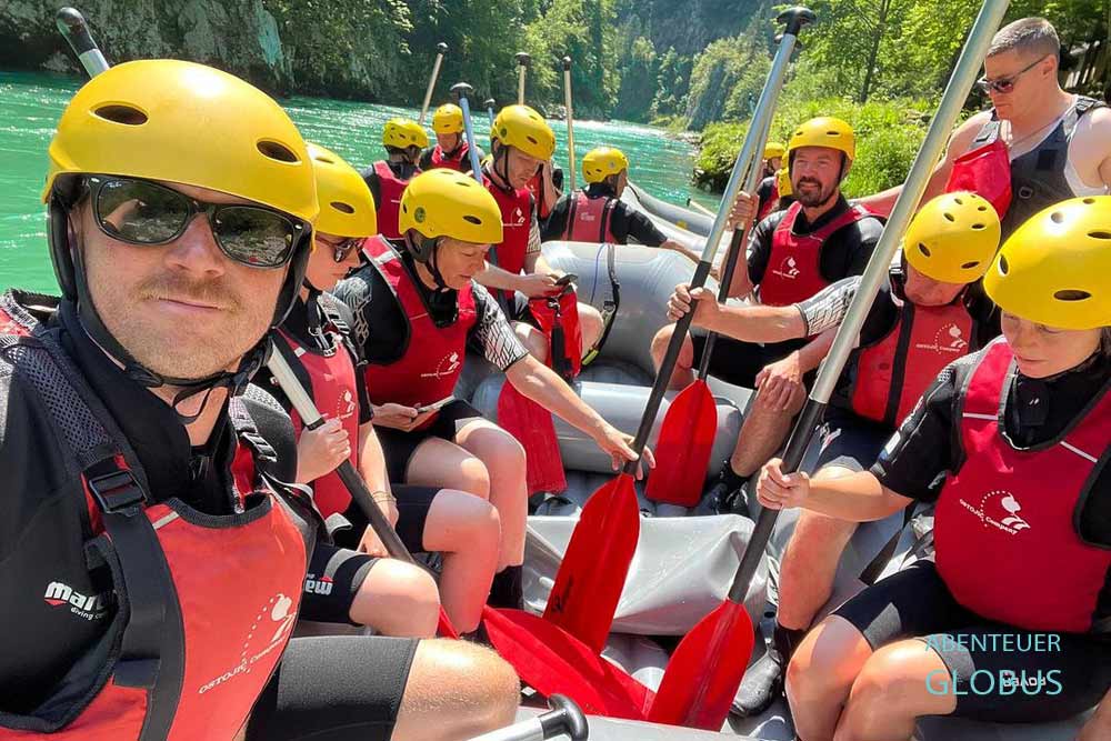 Rafting auf dem Tara-Fluss in der Tara Schlucht im Nationalpark Durmitor