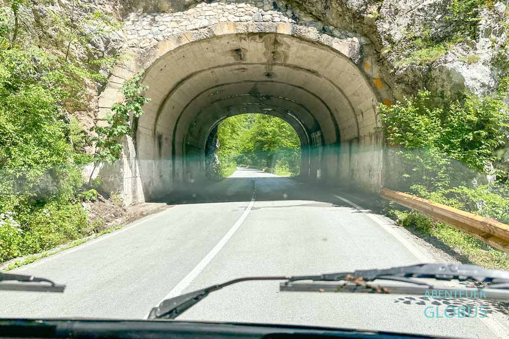 Anreise zur Tara Brücke auf der Nationalstraße R10 (auch P4) bzw. Panoramastraße "Die Krone Montenegros" in der Tara Schlucht 