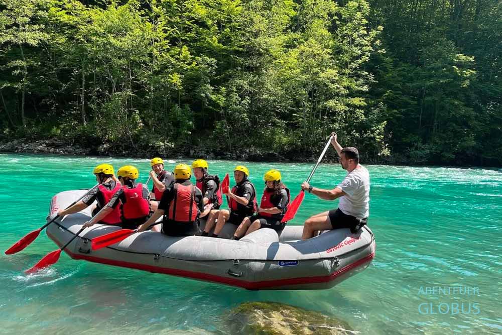Outdor-Aktivität im Tara Canyon: Wildwasser-Rafting auf dem Fluss Tara 
