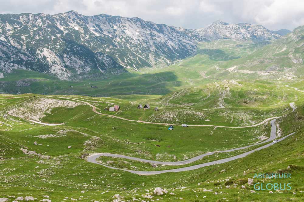 Asphaltstraße mit Haarnadelkurven zum Sedlo-Pass in Durmitor-Gebirge