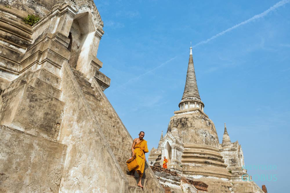 Mönch im Tempel Wat Phra Sri Sanphet im Grand Palace vom historischen Pak Ayutthaya