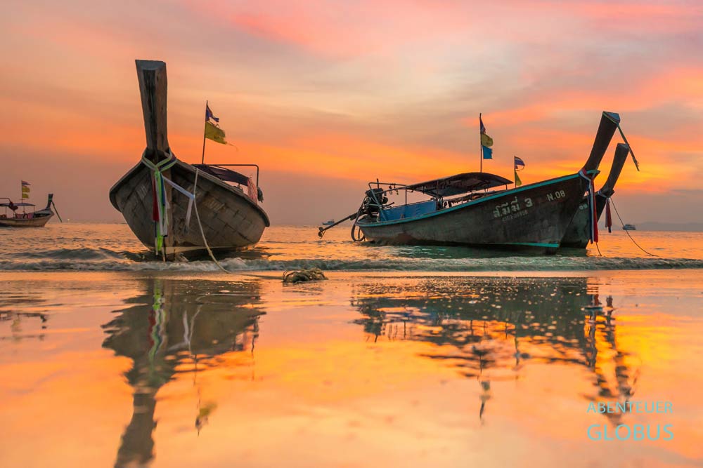 Sonnenuntergang mit Longtailbooten am Railay Beach