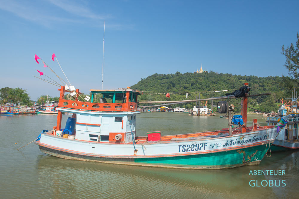 Ankernde Holzboote im Fischereihafen von Ban Krut