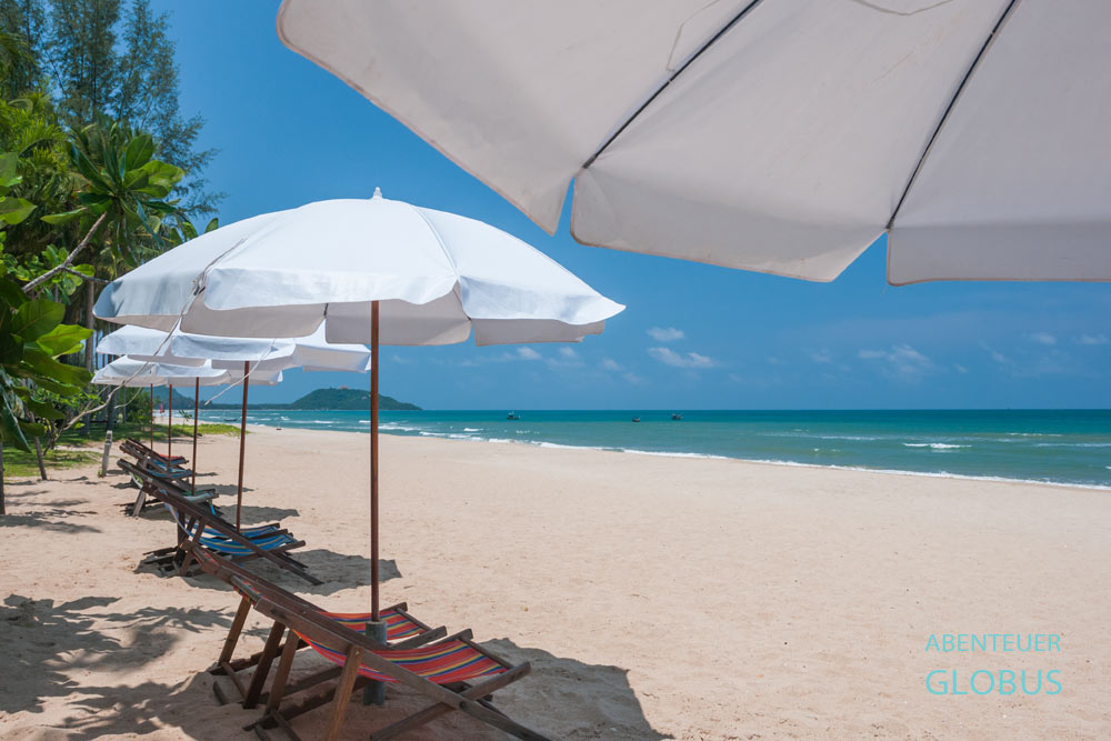 Ban Krut Beach mit Liegen und Sonnenschirmen
