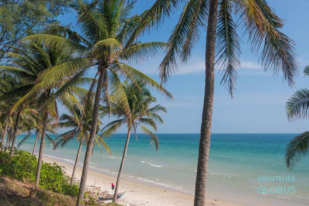 Kilometerlanger Strand von Ban Krut mit Palmen