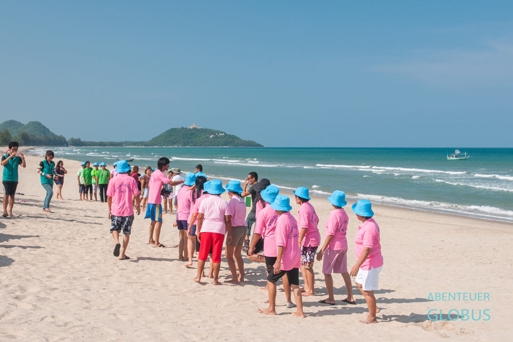 Thailändsische Reisegruppen bei Freizeitaktivitäten am Strand 