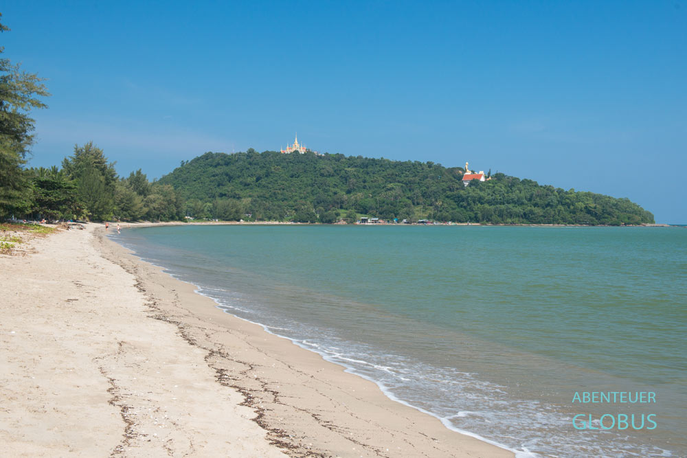 Sehnenswürdigkeit im Badeort Ban Krut: Tempelanlage Wat Thang Sai auf dem Hügel Khao Thong Chai