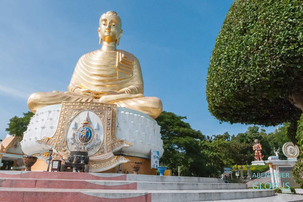 Sehenswürdigkeit in Ban Krut: Buddha-Statue Phraphut Kiti Sirichai im Tempel Wat Thang Sai 