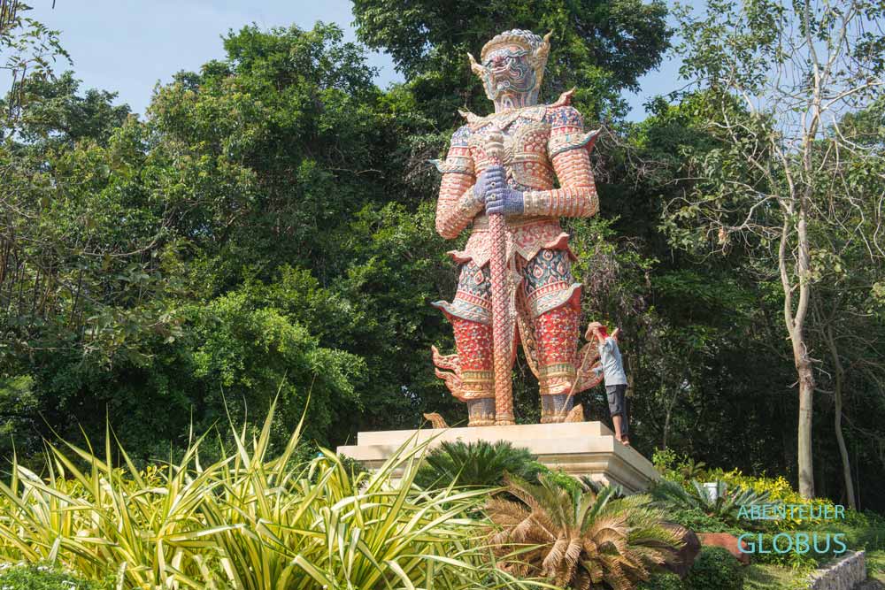 Bunter Tempelwächter im Tempel Thang Sai in Ban Krut