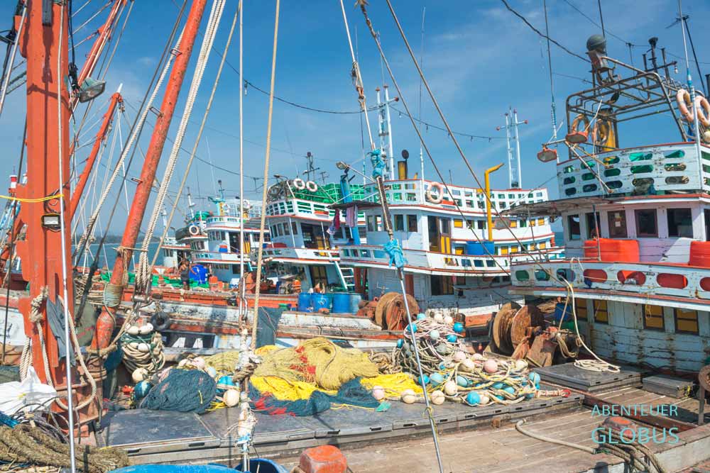 Schiffe im Fischerhafen im Dorf Mae Ram Phueng bei Bang Saphan