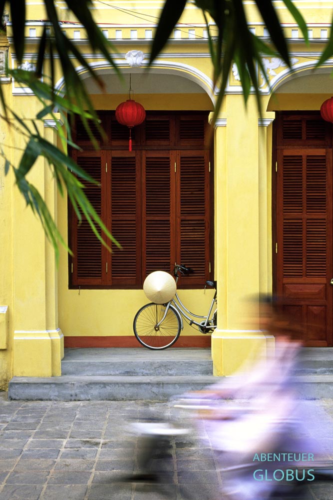Altstadt von Hoi An ist UNESCO-Weltkulturerbe: Radfahrerin im Ao Dai Gewand