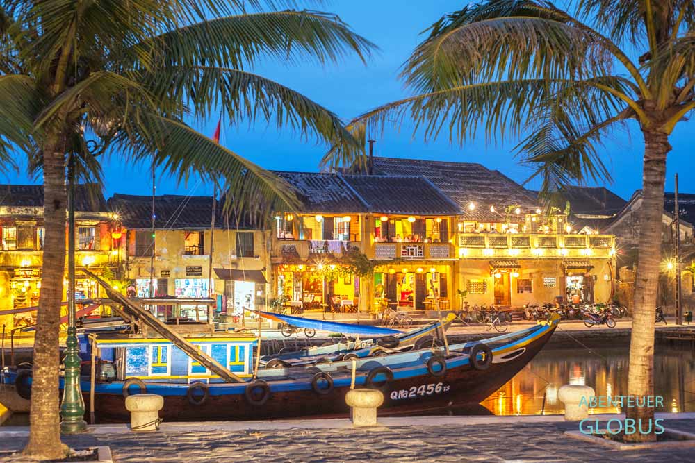 Altstadt von Hoi An am Fluss Thu Bon am Abend mit beleuchteten Häusern