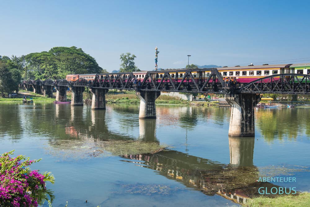 Sehenswürdigkeit in Kanchanaburi: Brücke am Kwai mit Eisenbahn