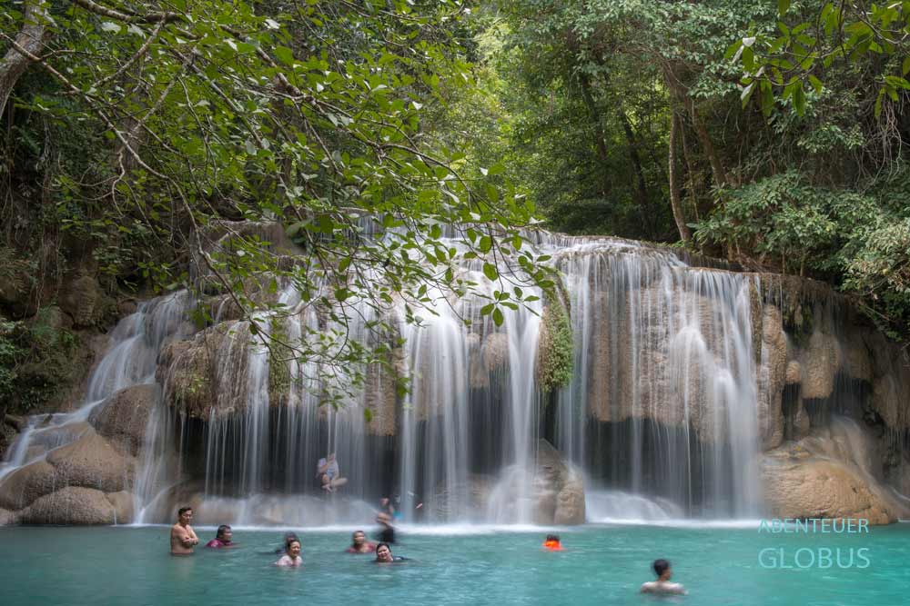 Baden im Pool vom Wasserfall Erawan im Erawan Nationalpark