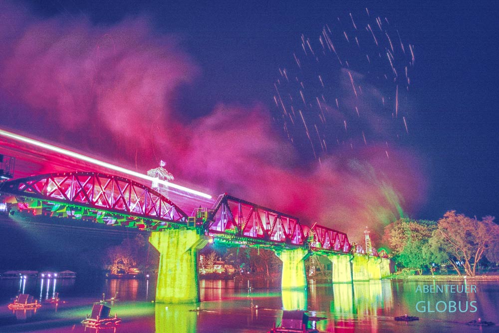 Sound and Light Show zum River Kwai Bridge Festival in Kanchanaburi