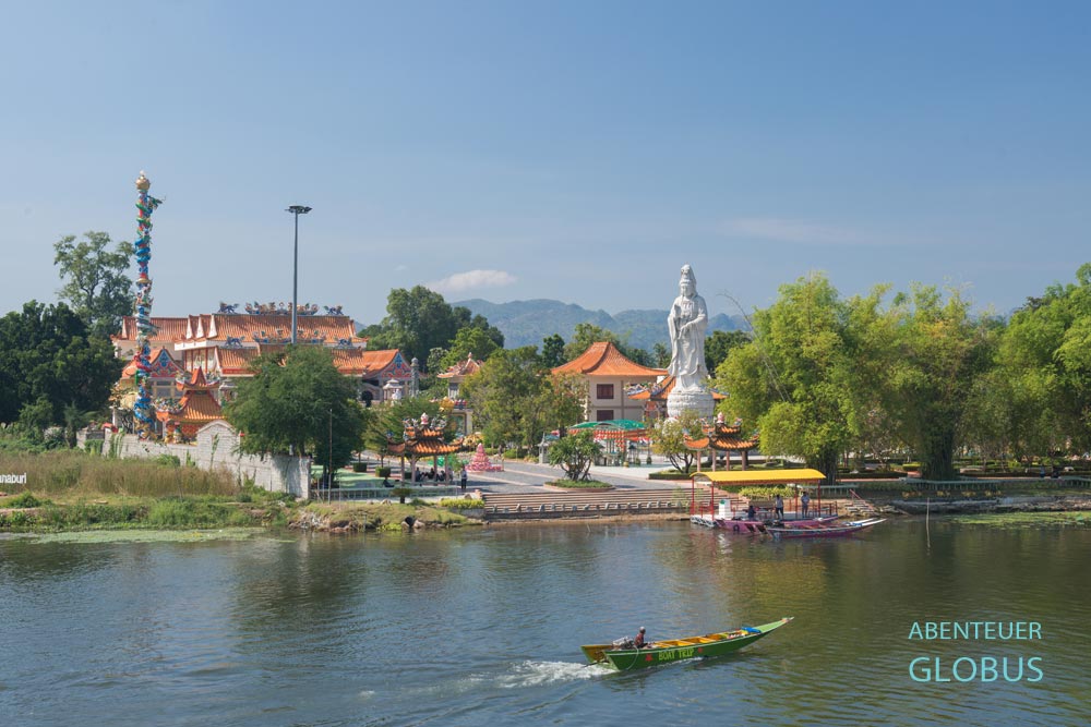 Sehenswürdigkeit am River Kwai in Kanchanaburi: Chinesischer Tempel Phra Phoetisat Guan Im