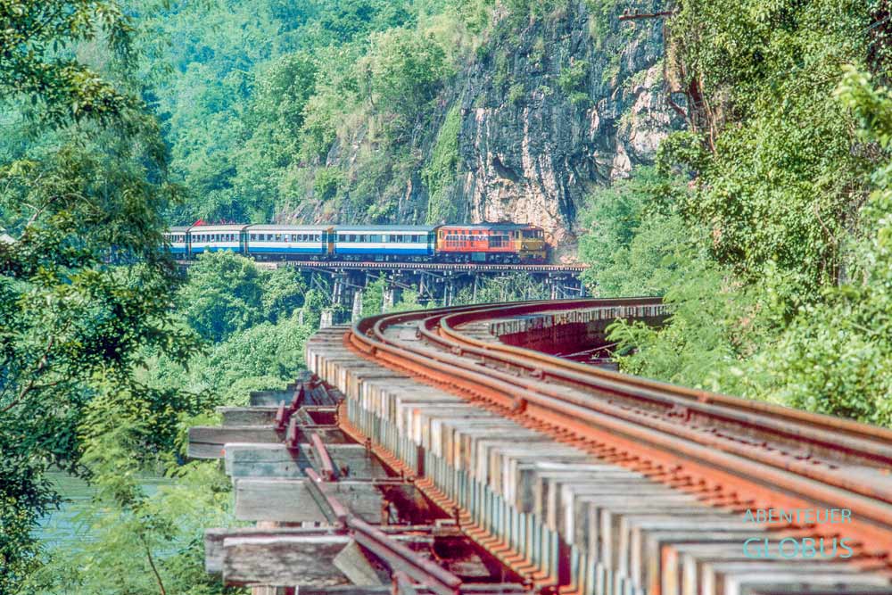 Sehenswürdigkeit bei Kanchanaburi: Bahnfahrt über das Wang Po Viadukt, auf den Gleisen der ehemaligen Thailand-Burma Death Railway
