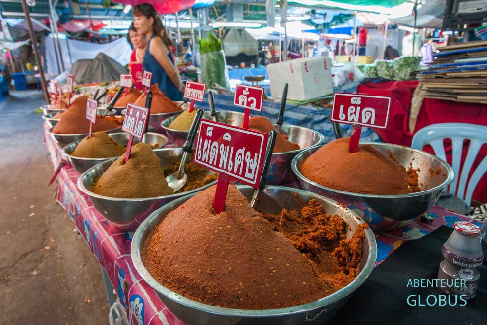 Marktstand mit scharfer Scharfe Chilipaste 