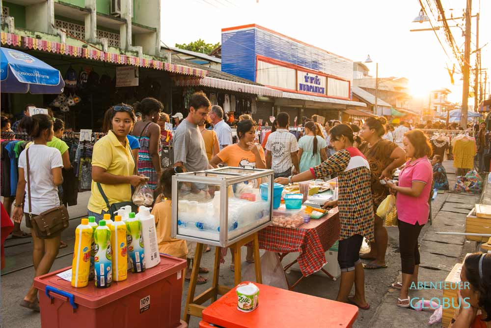 Walking Street am Abend in Thongsala auf der Insel Koh Phangan