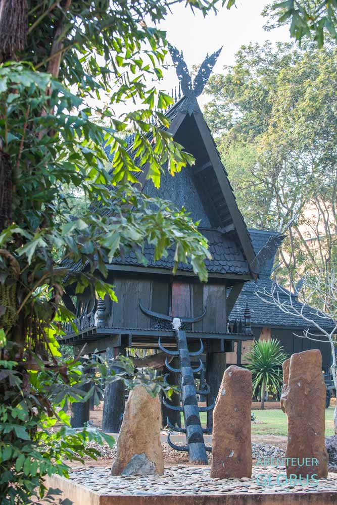 Gebäude von Thawan Duchanee im Baan Dam Museum, auch Schwarzes Haus