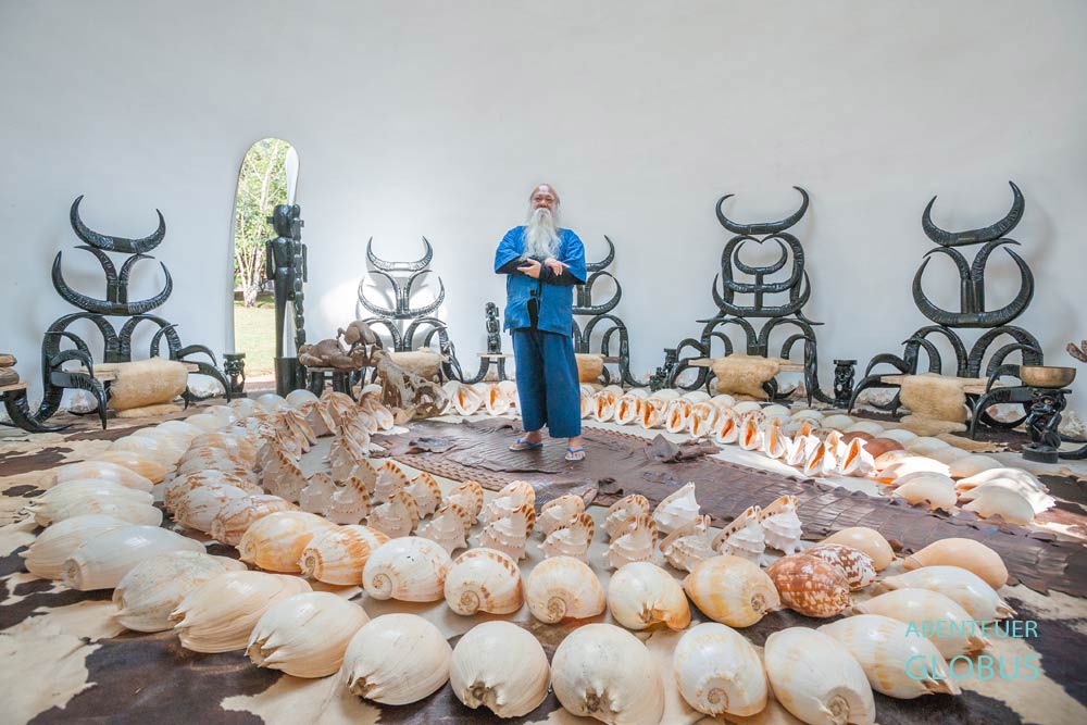 Künstler Thawan Duchanee im Baan Dam - Black House