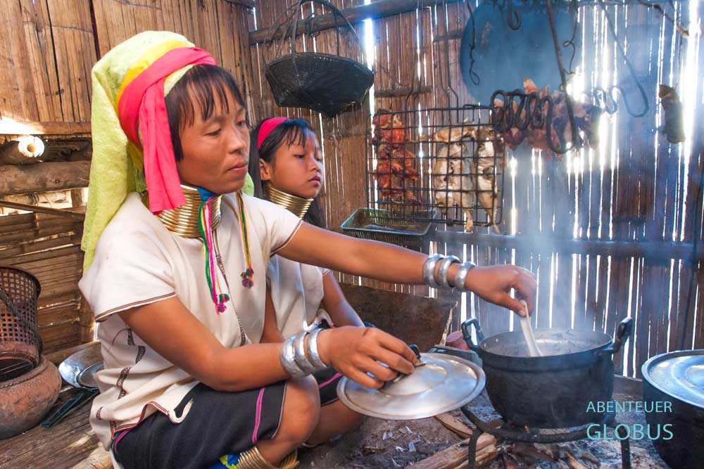 Frau der Volksgruppe Longneck Karen, auch Kayan Lahwi, im Ethniendorf Union of Hill Tribe Villages
