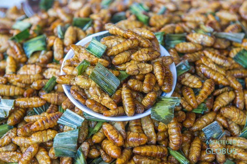 Chiang Rai Night Bazaar mit frittierten Seidenraupen im Angebot