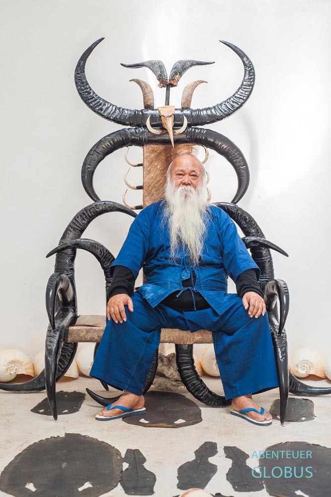 Portrait vom thailändischen Künstler Thawan Duchanee im Schwarzen Haus