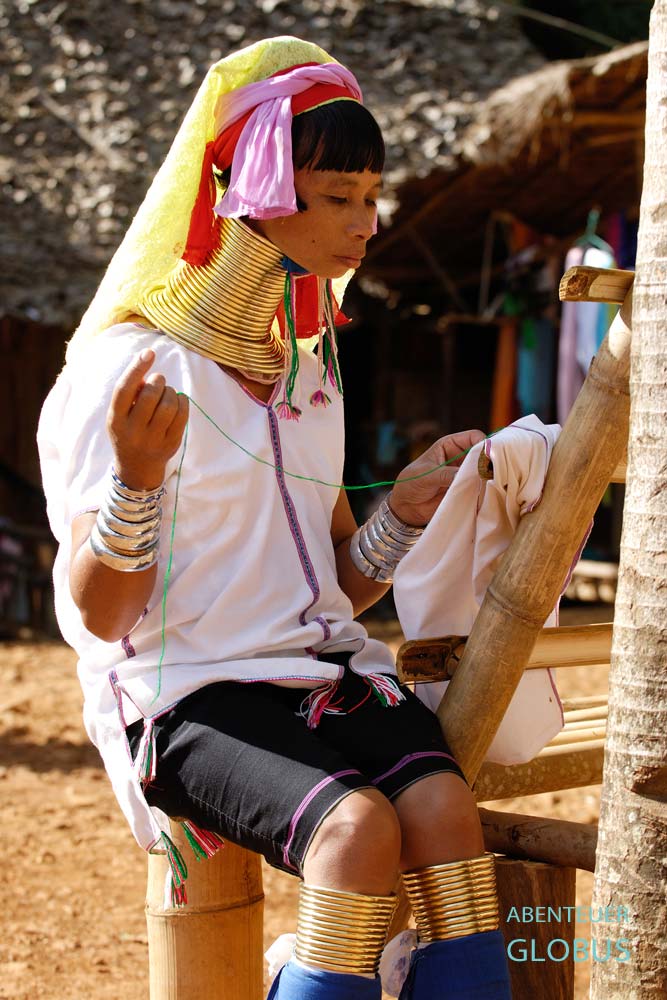 Union of Hill Tribe Villages, Longneck Karen (Kayan Lahwi) beim Sticken