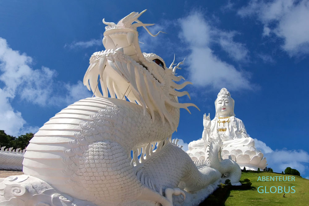 Tempel Wat Huay Pla Kang (Wat Huai Pla Kung) in der Nähe von Chiang Rai mit Figur der Göttin der Barmherzigkeit
