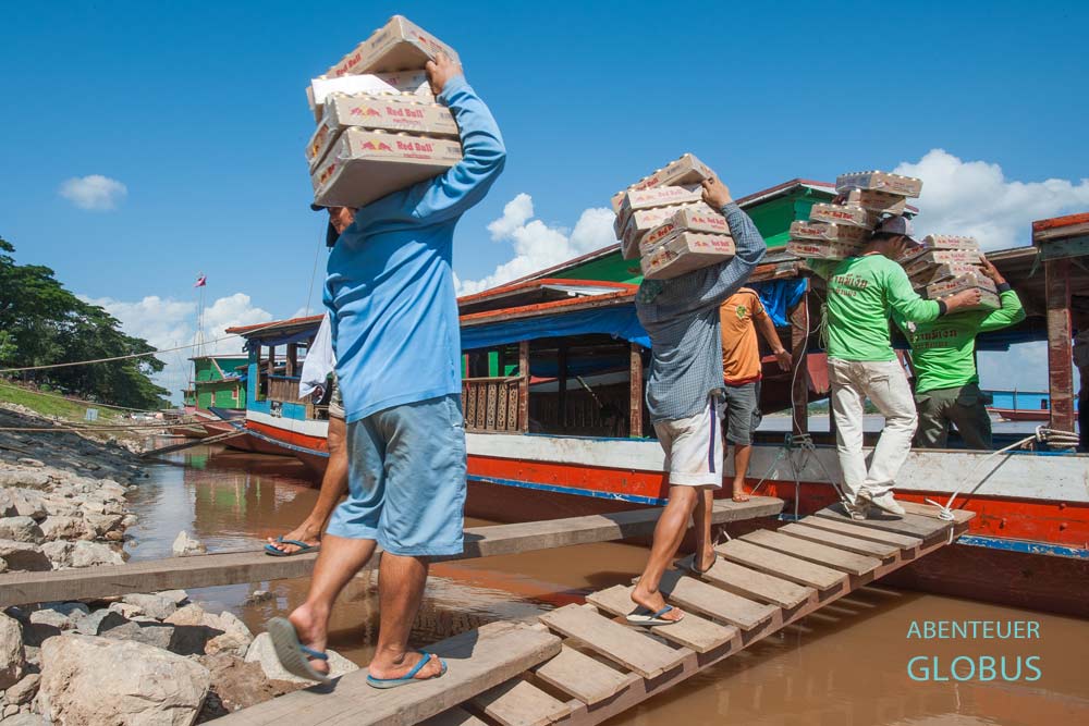 Beladung eines Transportbootes in Chiang Saen