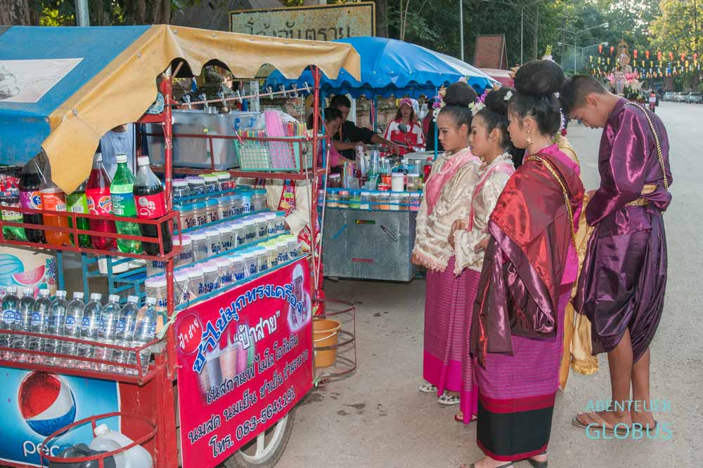 Loy Krathong Festival in Chiang Saen: Tänzerinnen machen eine Pause. 
