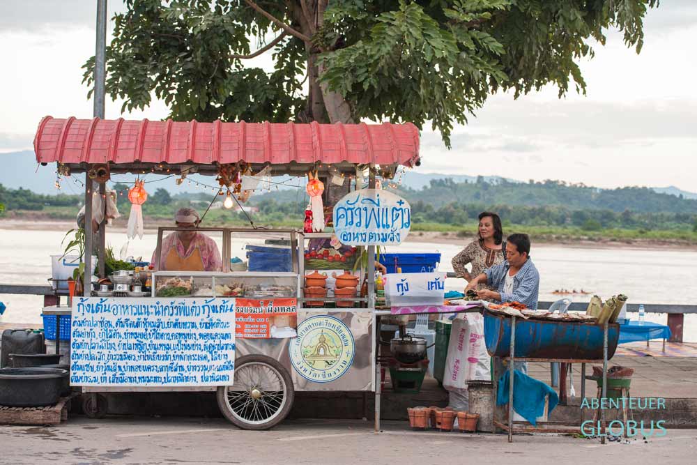 Essensstand auf dem Nachtmarkt am Mekongufer in Chiang Saen