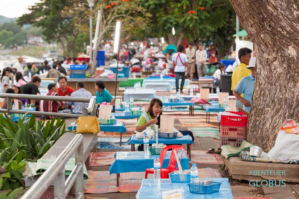 Speisen am Mekongufer am Nachtmarkt in Chiang Saen
